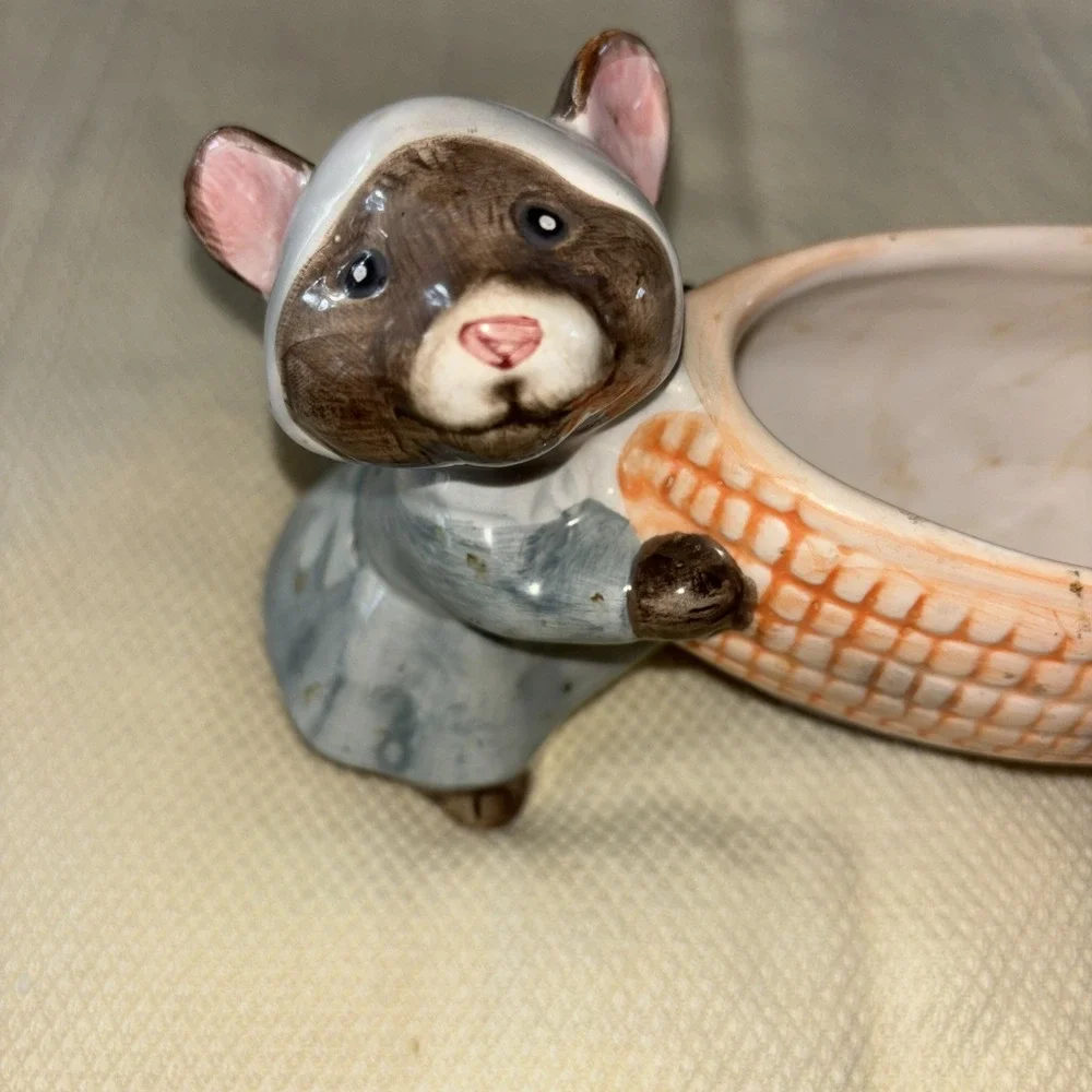 Vintage Holland Floral Pilgrim‎ Mice W/Corn Planter Hand Painted. 3423